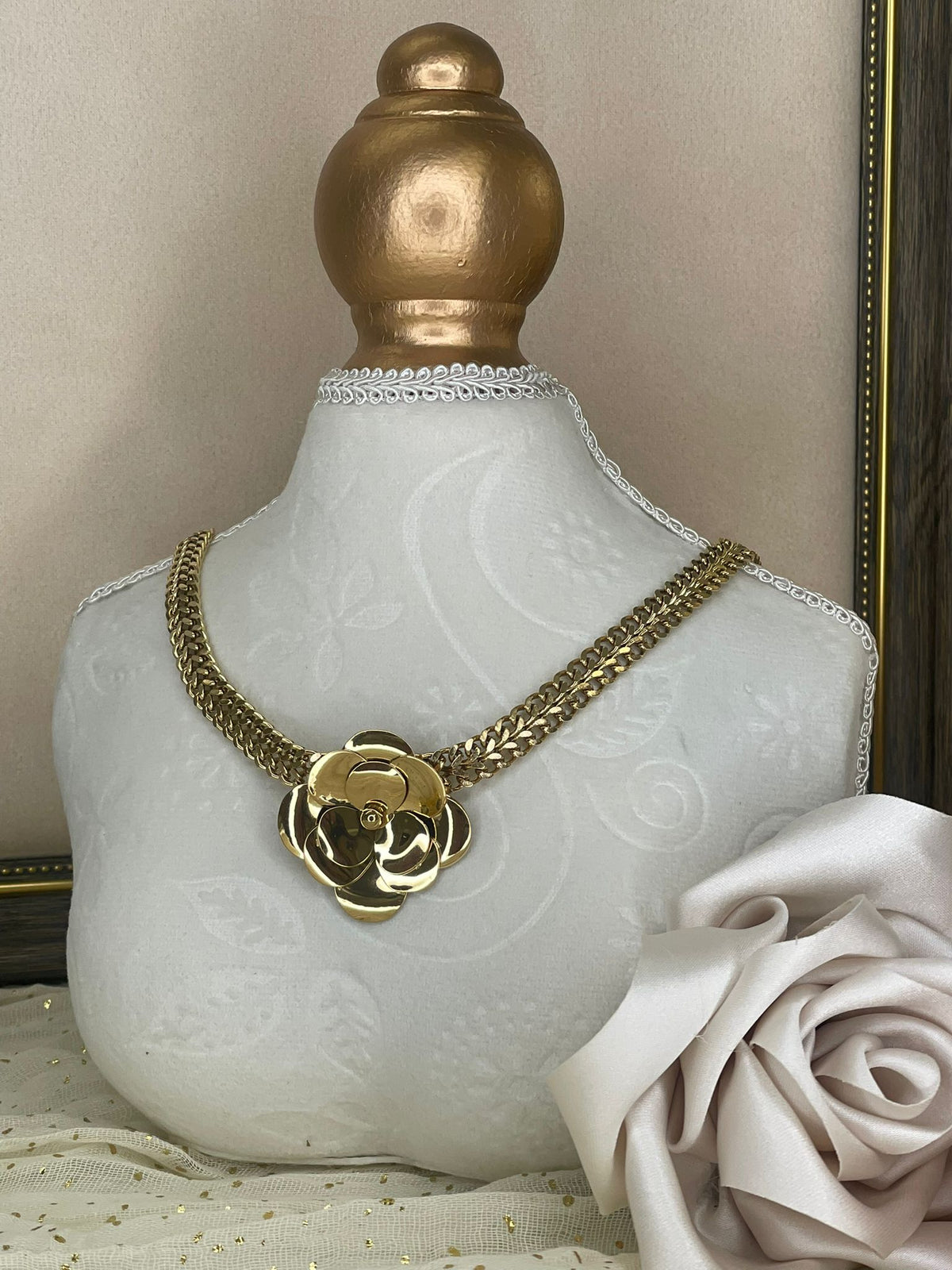Collar Choker Dorado con Flor de Camelia