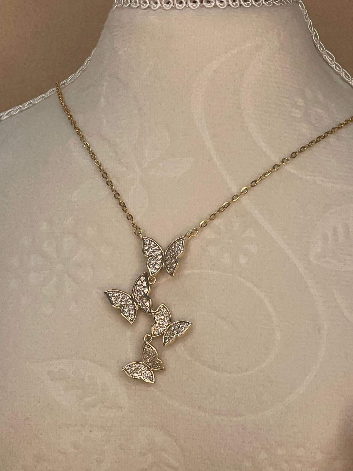 Collar Vuelo de Mariposas Pavé