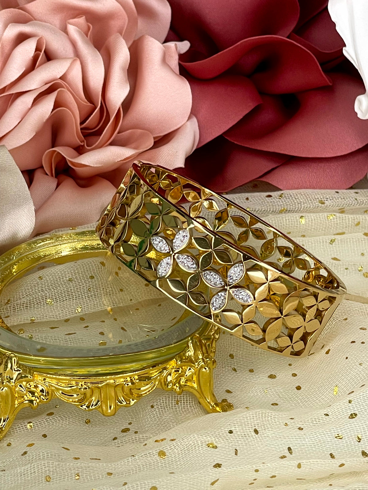 Brazalete Rígido "Flor de Loto" en Oro con Cristales Pavé
