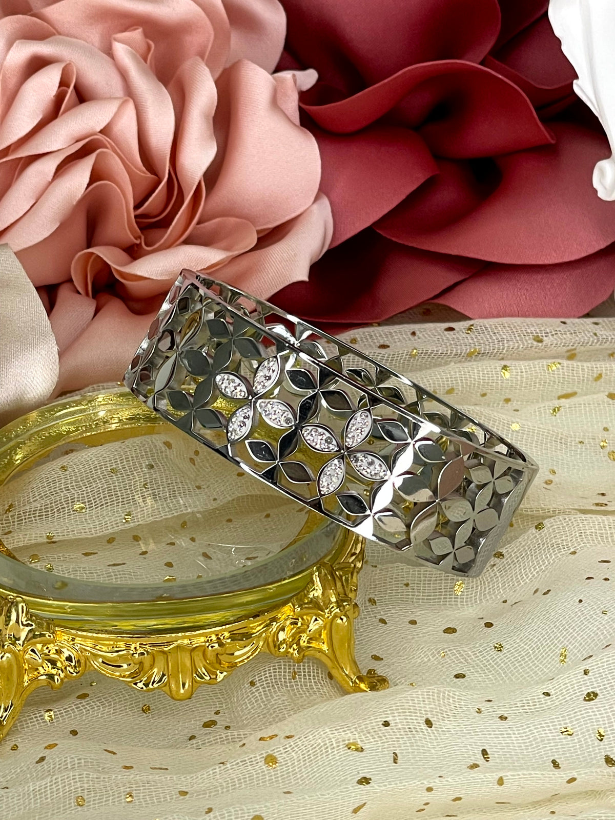 Brazalete Rígido "Flor de Loto" en Oro con Cristales Pavé