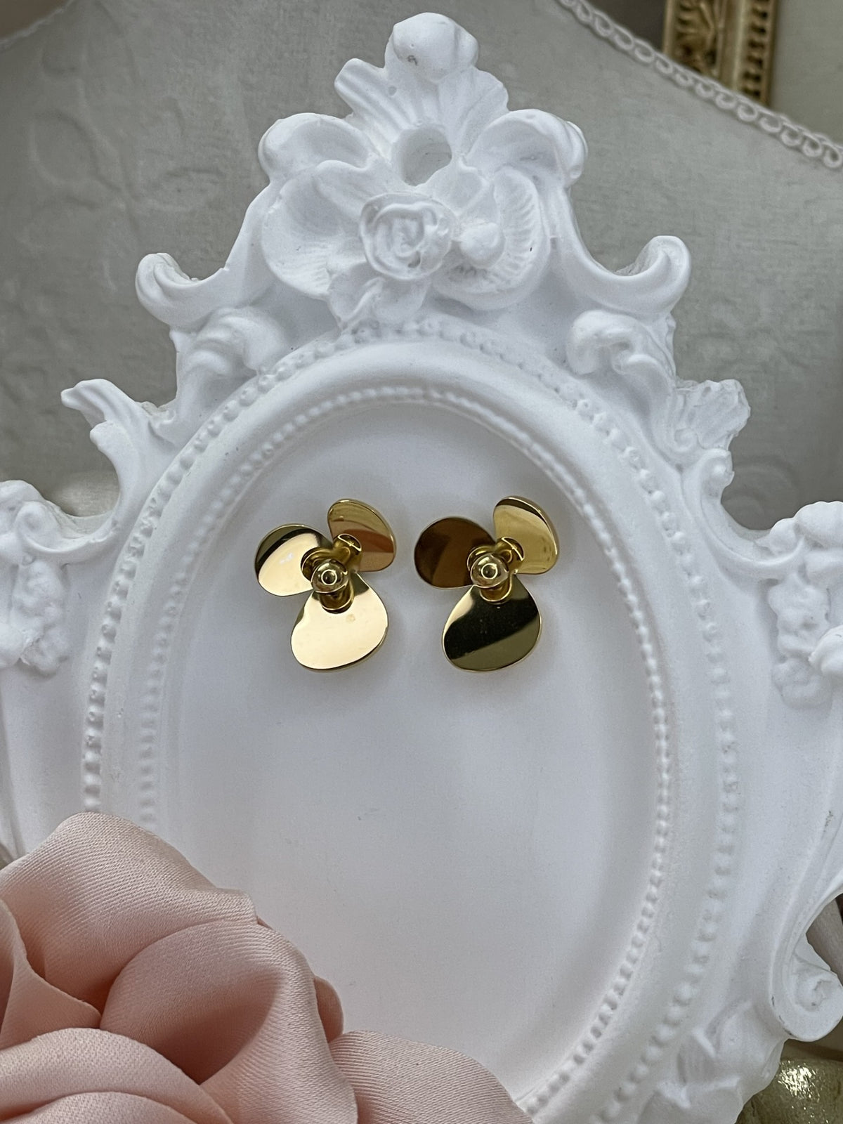 Pendientes Botón Pétalos Dorados