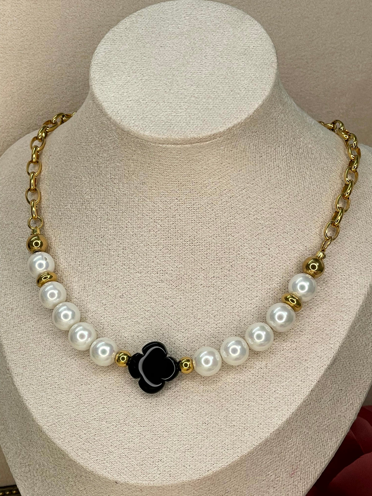 Collar Atemporal de Perlas y Cuarzo Ahumado