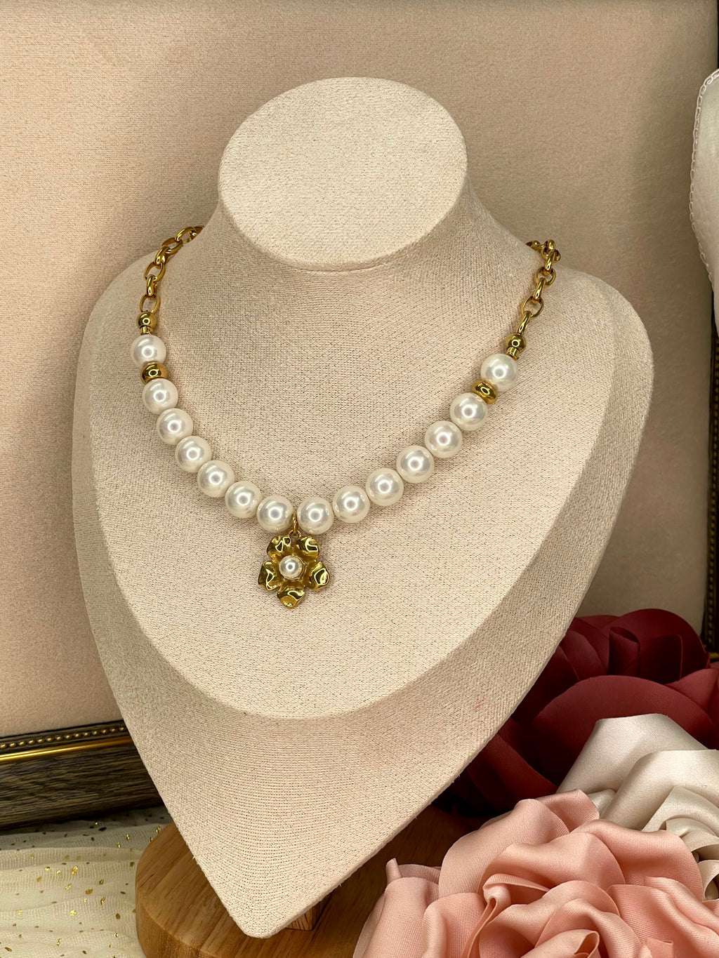 Collar de Perlas nácar Atemporal con Dije de Flor en Relieve
