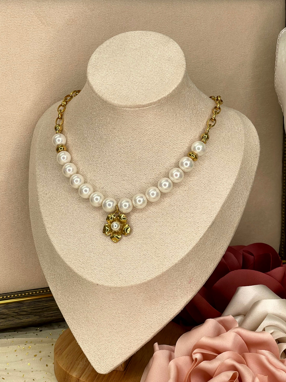 Collar de Perlas nácar Atemporal con Dije de Flor en Relieve