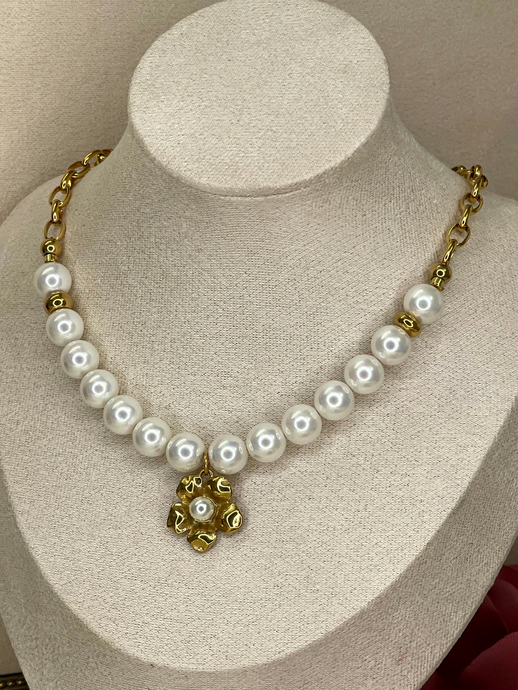 Collar de Perlas nácar Atemporal con Dije de Flor en Relieve